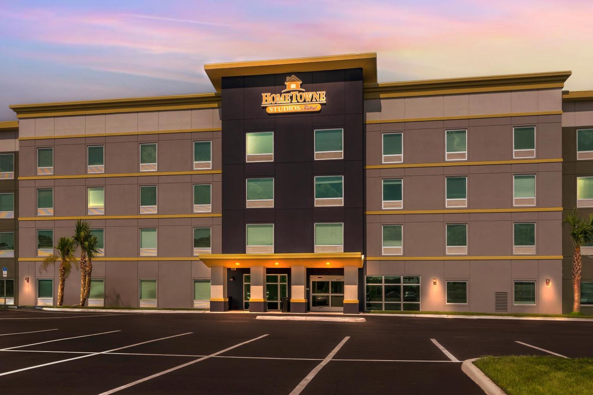 Hometowne Studios By Red Roof Tampa - Airport Exterior photo
